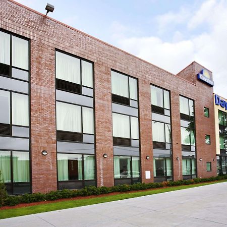 Days Inn Bronx New York Exterior foto